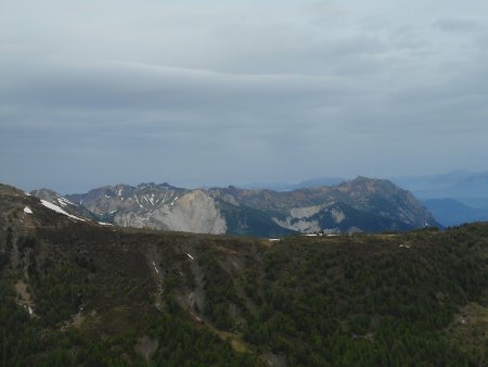 Sommet Tête de Mazelière : Au 3eme plan, crête du Morgon