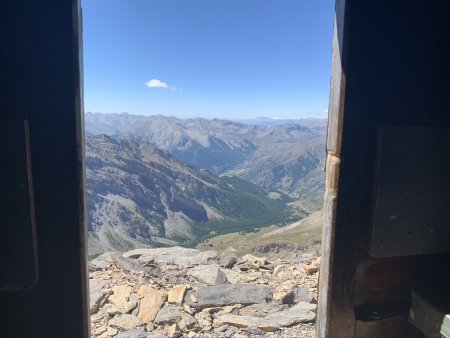 De la porte du bivouac.