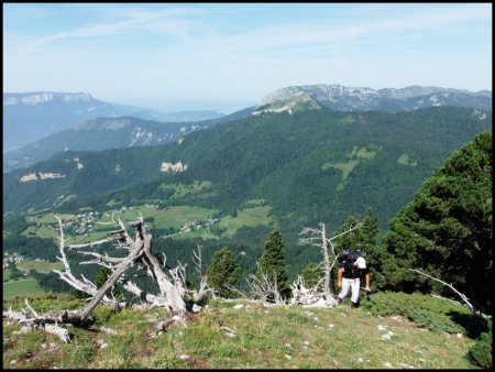 Désormais au bord du ravin, regard sur la vallée.