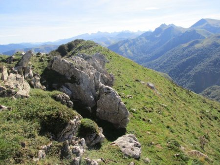 En suivant la crête, lorsqu’elle devient rocheuse, on décroche pour une sente plus basse