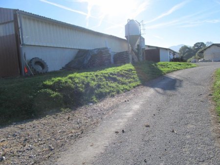 Passage près d’une exploitation agricole.