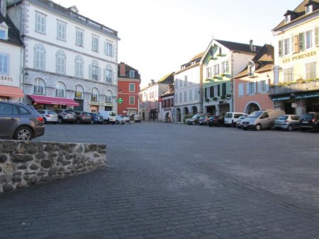 Départ de la place de Tardets.