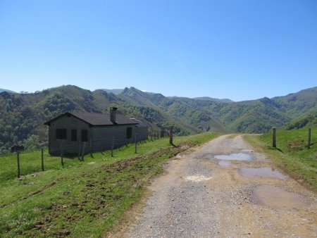 Il faut suivre la piste qui mène aux bordes d’Intzarazki.