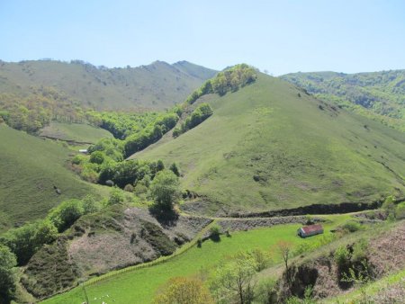 Vue sur les premières bordes d’Intzarazki (on voit bien le coteau que l’on va remonter)