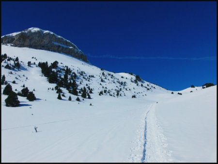 J’enquille une trace vers le Pas de la Coche dominé par le Sommet de la Montagnette.