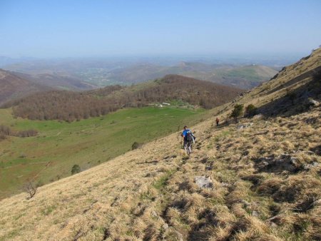 Dans les pentes nord, un sentier nous ramène aux cayolars.