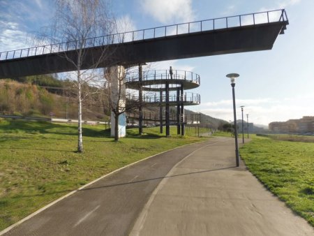 Arrivé au niveau de la 1ère passerelle, on va l’emprunter.