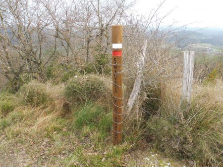 Un poteau nous signale le sentier de descente vers le cementero de las botellas.