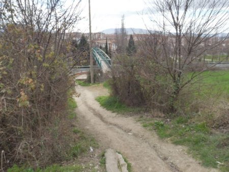 Quand on est au droit d’une passerelle sur la voie rapide, on descend, on la traverse et on accède aux faubourgs d’Antsoain. Ler parking de départ n’est plus très loin.