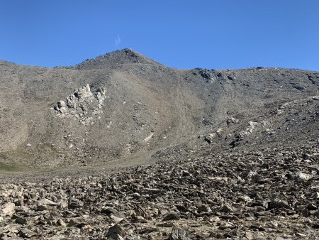 Le Sommet de la Bouteille (d’après Cyril) au fond du vallon.