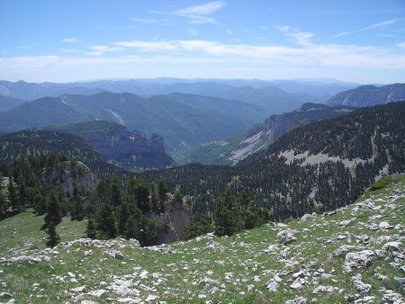 De la butte 1949m, au-delà du Marichaume, j’aperçois le Rocher de Combau et le Diois