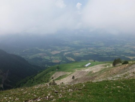 Peu avant d’atteindre la première ravine, je domine le Refuge de Rochassac.