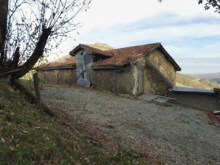 Dans la montée qui suit, et près d’un des bâtiments d’Iribarnekoborda.