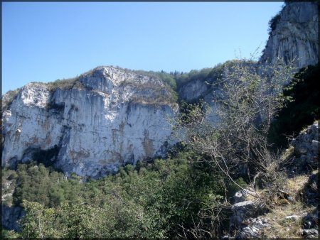 Extrème nord de la Montagne de l’Arp vue de l’arête au-dessus du Pas de la Fenêtre.