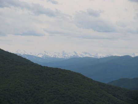 Vers l’Est, on voit les hautes montagnes de Navarre.