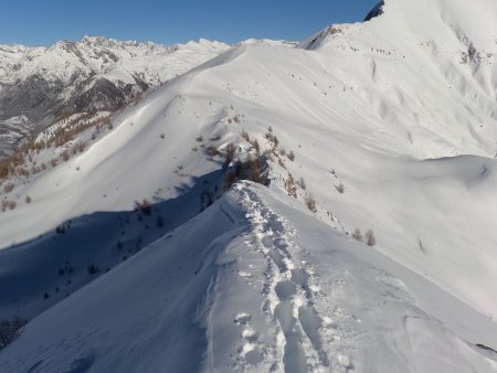 La photo ne rend pas les difficultés pour gravir cette crête enneigée.