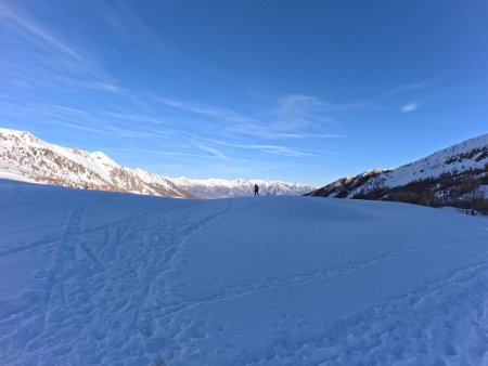 Dans le rétro, au fond les sommets de l’Embrunais.