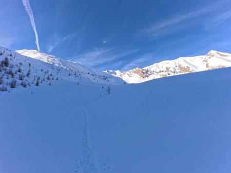 Dans la traversée vers le replat 2390m, on aperçoit la croupe et le point haut de la rando à gauche.