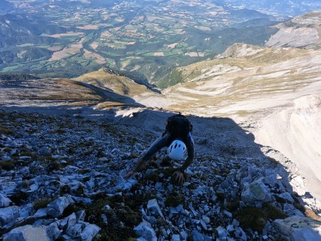 Mika dans le raide terrain délité à la sortie du mur.