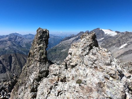 De beaux gendarmes sur le côté de l’arête