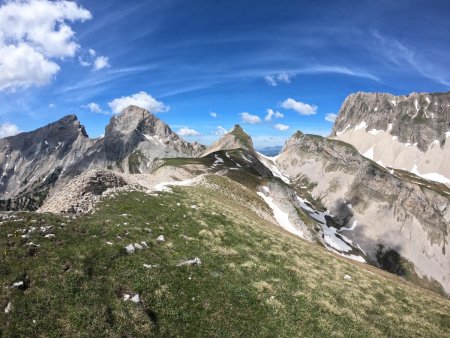 Vue vers, Tête et Roc de Garnesier, Haut Bouffet, Serre Long et la Tête de Vachères