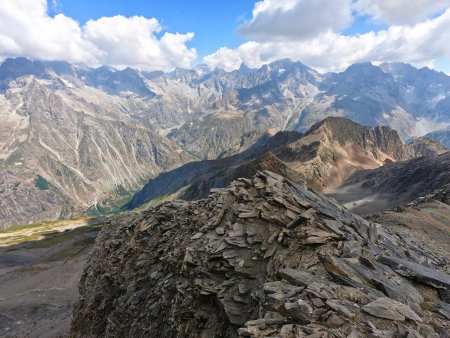 Descente, la roche est extrêmement délitée