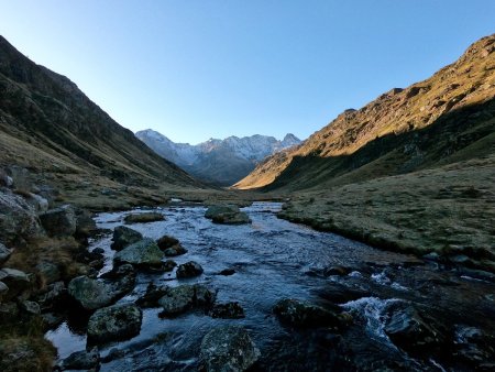 Ruisseau de Soulcem, Pics des Bareytes, de Médécourbe et dels Lavans. 