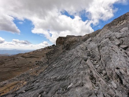 Vire longeant la falaise jusqu’à la zone de faiblesse