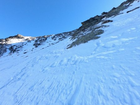 La suite passe à droite des rochers.