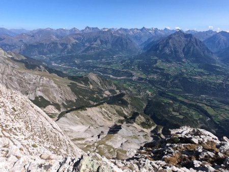 Vue plongeante sur le Champsaur et les Écrins.