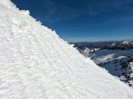 Descente de l’arête sommitale.