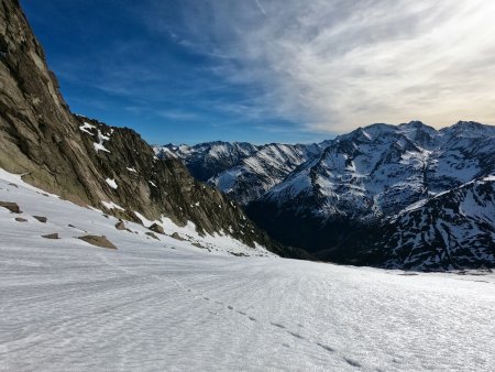 Descente avec vue vers les vallées de Soulcem, de la Coume de Subra et de l’Estats.