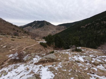 Regard arrière vers le col et le village de Mantet