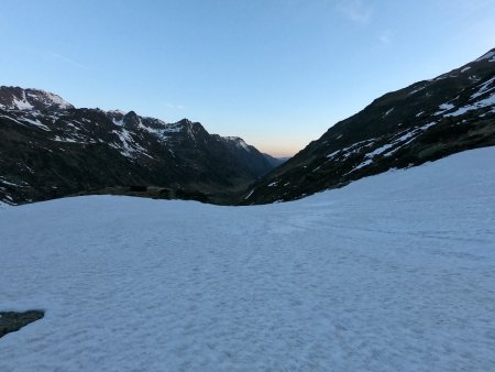 Dans le vallon des Bareytes, le jour se lève derrière le Pic des Trois Seigneurs.