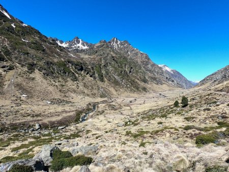 Descente vers les doux méandres du ruisseau de Soulcem.