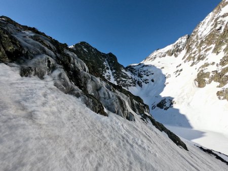 Plaquages de glace sur fond de couloir à Gégé.