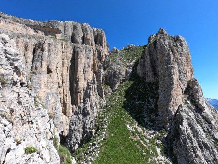 Au col, devant la grande falaise du petit Obiou.