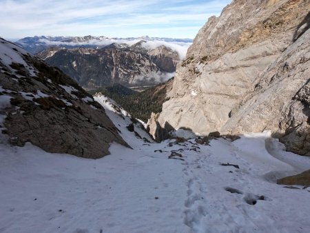 Le couloir s’évase légèrement en entonnoir.