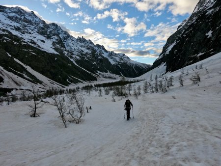 Regard arrière dans la montée vers le Glacier Noir.