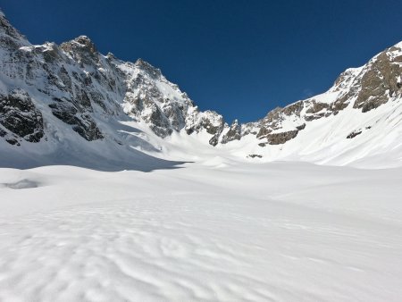 Vers le col et couloir de Coste Rouge, en parfaites conditions ! Deux ans auparavant, à la même période il fallait gravir un mur de plus de 15m avant d’accéder à la neige...