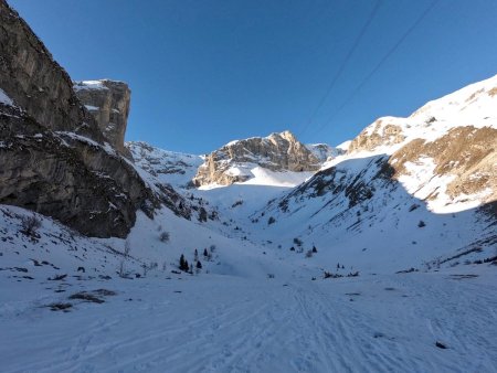 Vallon de Corne avec au loin la Tête de Baume Noire.