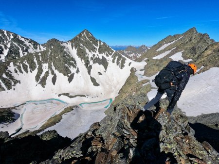 Allez c’est parti pour la traversée des arêtes jusqu’au Médécourbe Occidental !