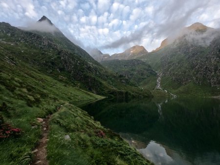 En direction du vallon à droite de l’aiguille et à gauche du torrent.