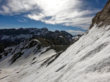 La raide pente de neige conduisant au couloir.