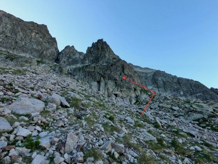 L’aiguille noire caractéristique, la contourner et remonter le vallon pierreux derrière.