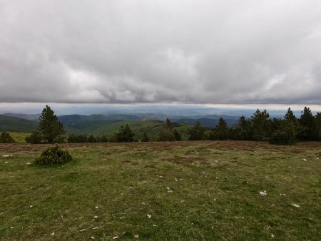 Sommet, panorama bouché vers les Grands Causses.