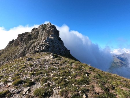 Le Pierroux est enroulé par les nuages.