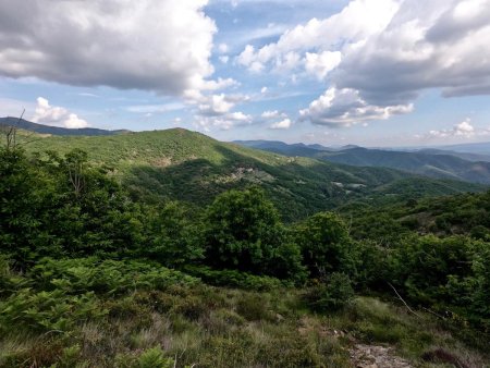 Vue vers Favières où il va falloir remonter après être redescendu dans la vallée.