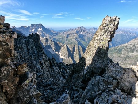 Sur la crête, vers Sirac et Aiguille de Morges.