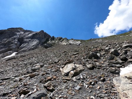 La remontée du pierrier en direction du col de Pène Blanque.